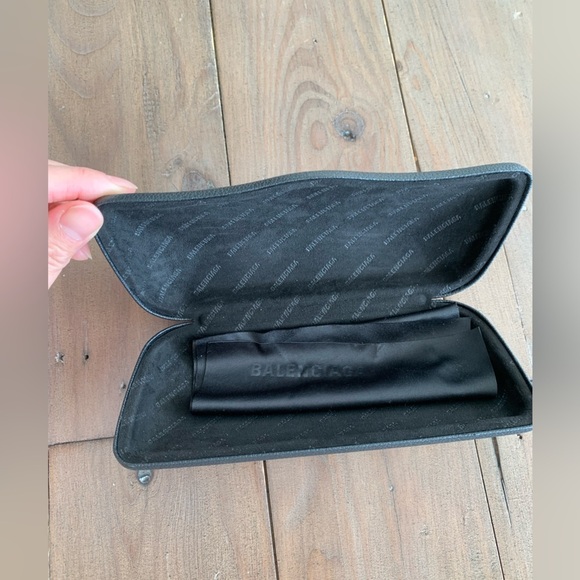 Balenciaga sunglasses case - Picture 3 of 3